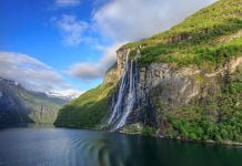 Norwegen – Traumhafte Fjordwelten Der Sieben Schwestern Wasserfall am Geirangerfjord im Morgenlicht