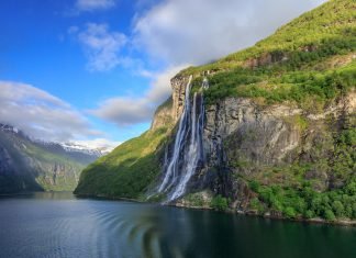 Norwegen – Traumhafte Fjordwelten Der Sieben Schwestern Wasserfall am Geirangerfjord im Morgenlicht