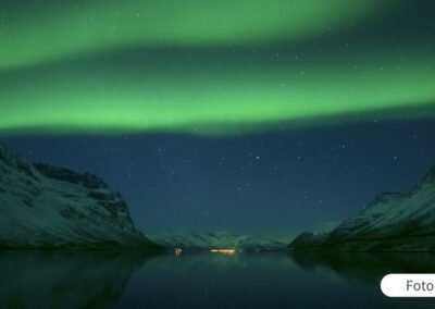 Nordlichter in einem Norwegischen Fjord