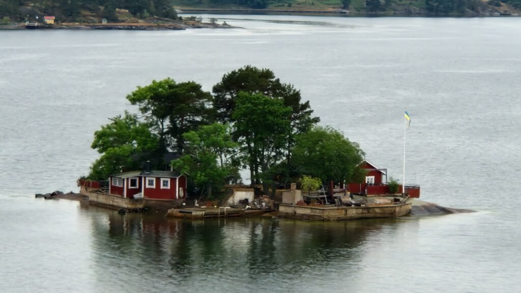 Fahrt durch die Schären bei Stockholm