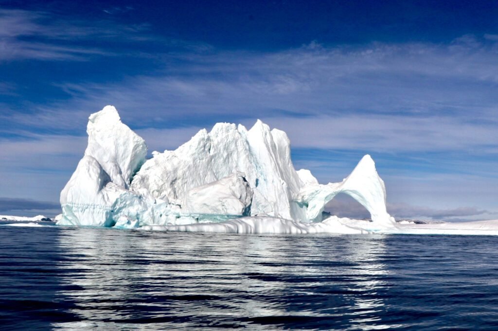 Eisberg vor blauem Himmel