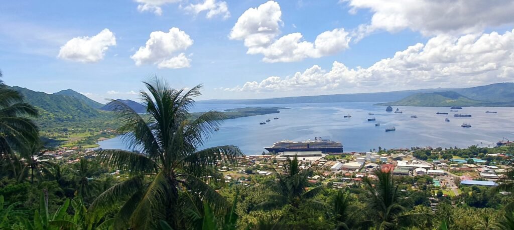 Die Noordam im Hafen von Rabaul, Papua Neuguinea