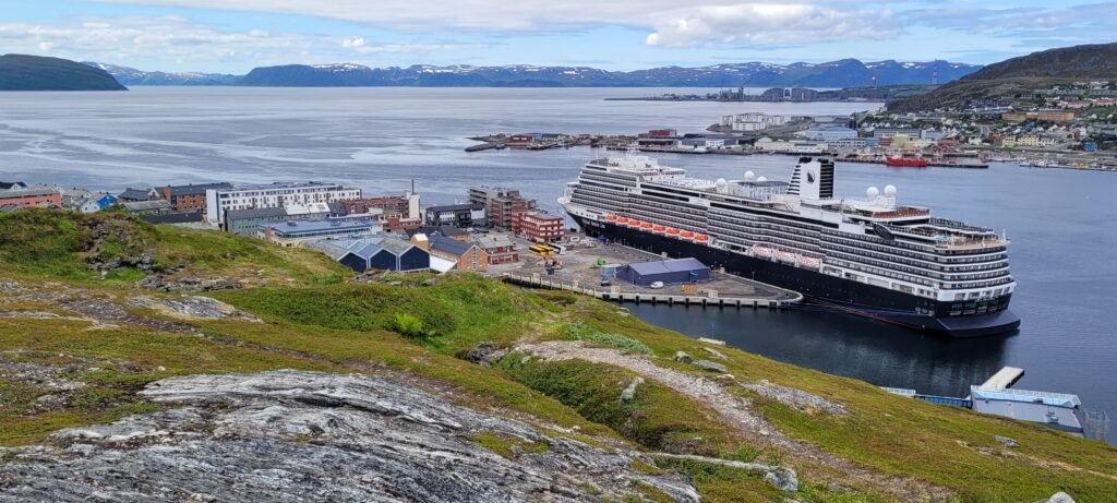 Die Nieuw Statendam im Hafen von Hammerfest, Norwegen