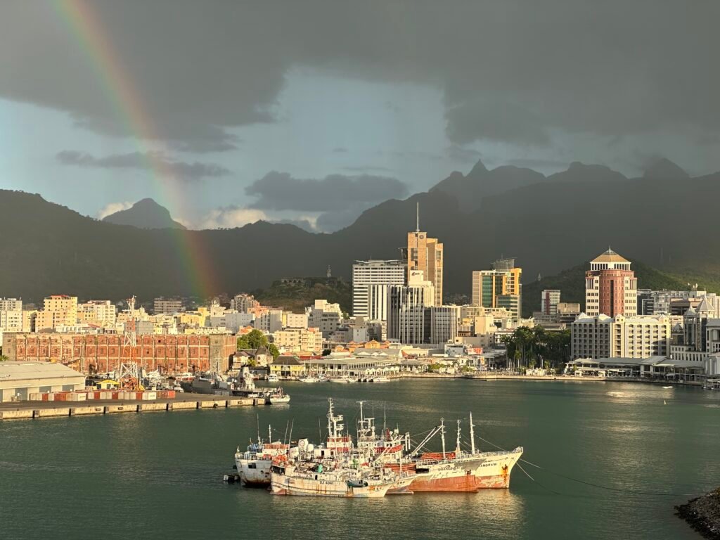 Regenbogen im Hafen von Port Louis - Mauritius