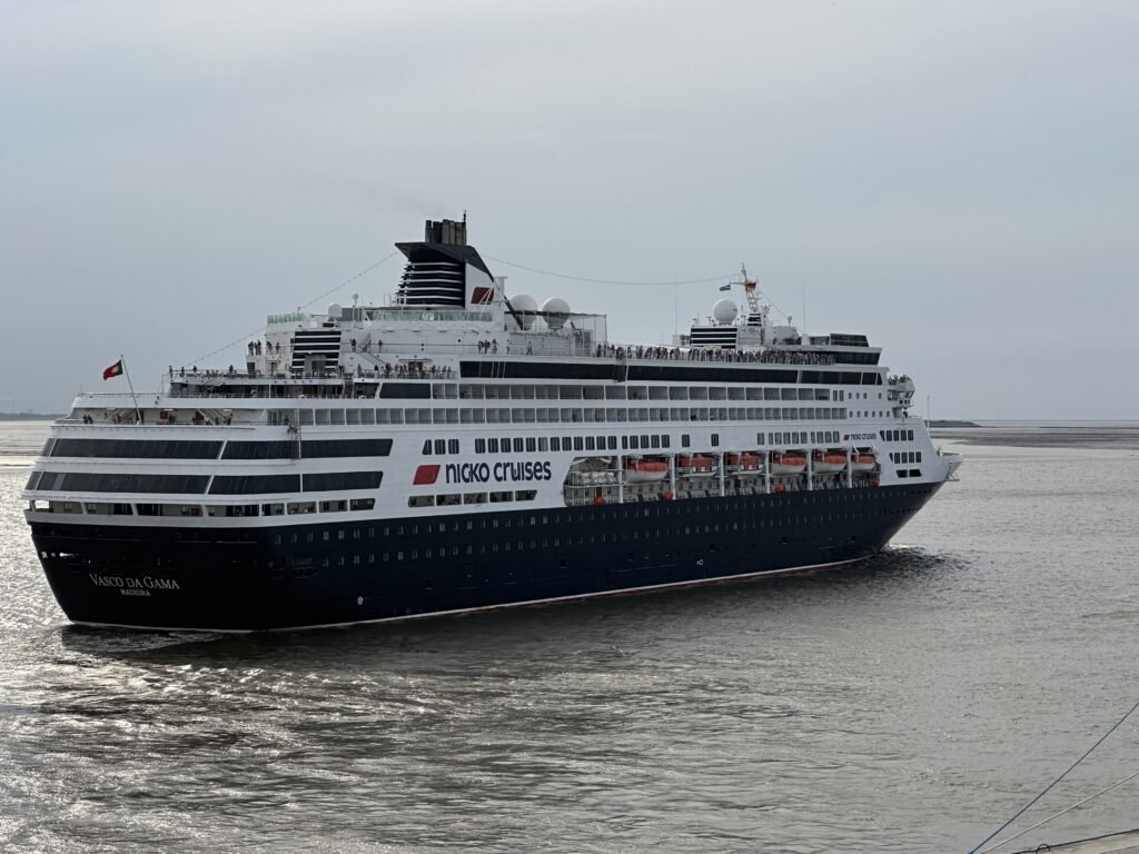 Die Vasco da Gama verlässt Bremerhaven