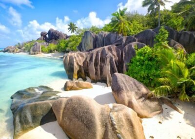 seychellen-ladique-strand-und-felsen